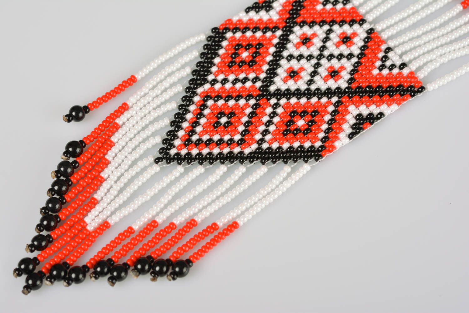 Гердан из бисера в технике ткачества ручной работы красный с белым и черным фото 3