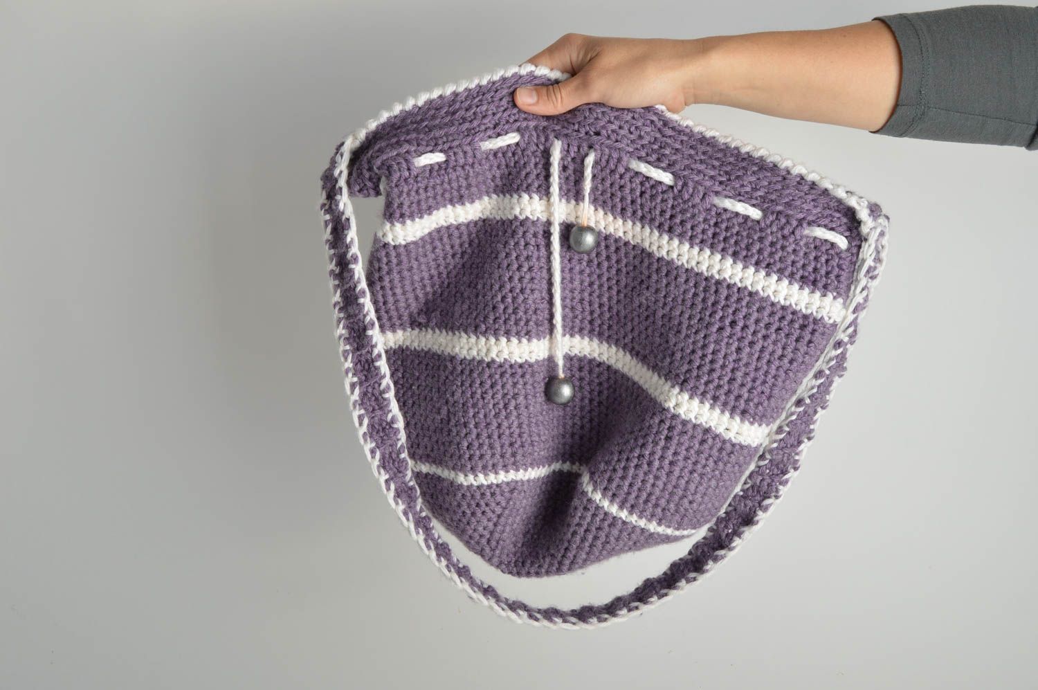 Bolsa tejida a crochet artesanal original con correa larga de color gris foto 5