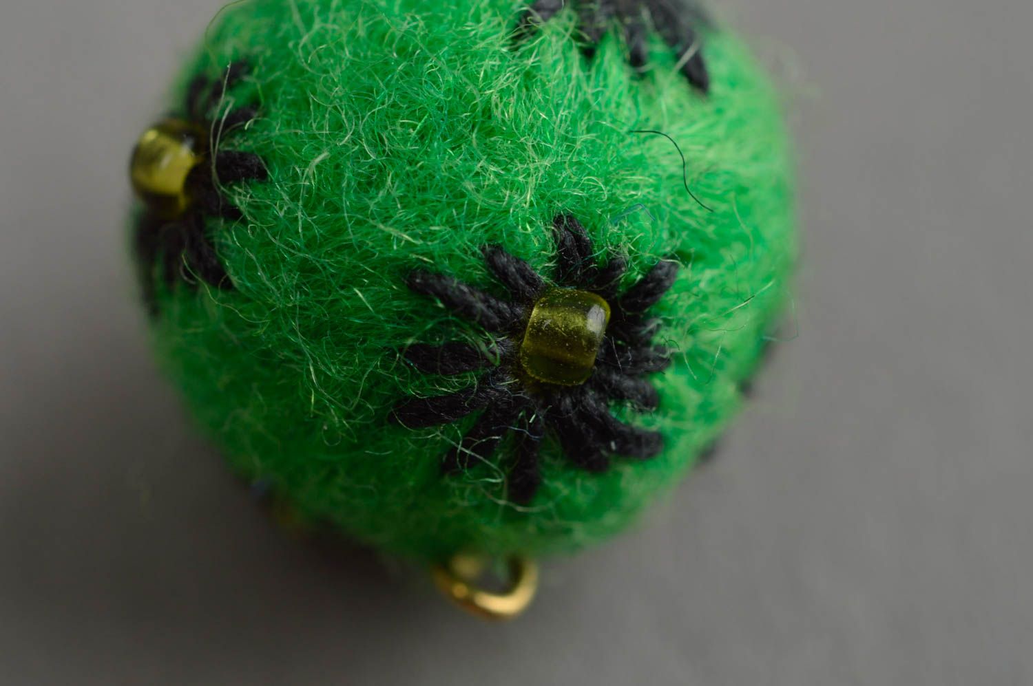 Pendentif boule vert sans chaîne fait main en laine technique de feutrage photo 5