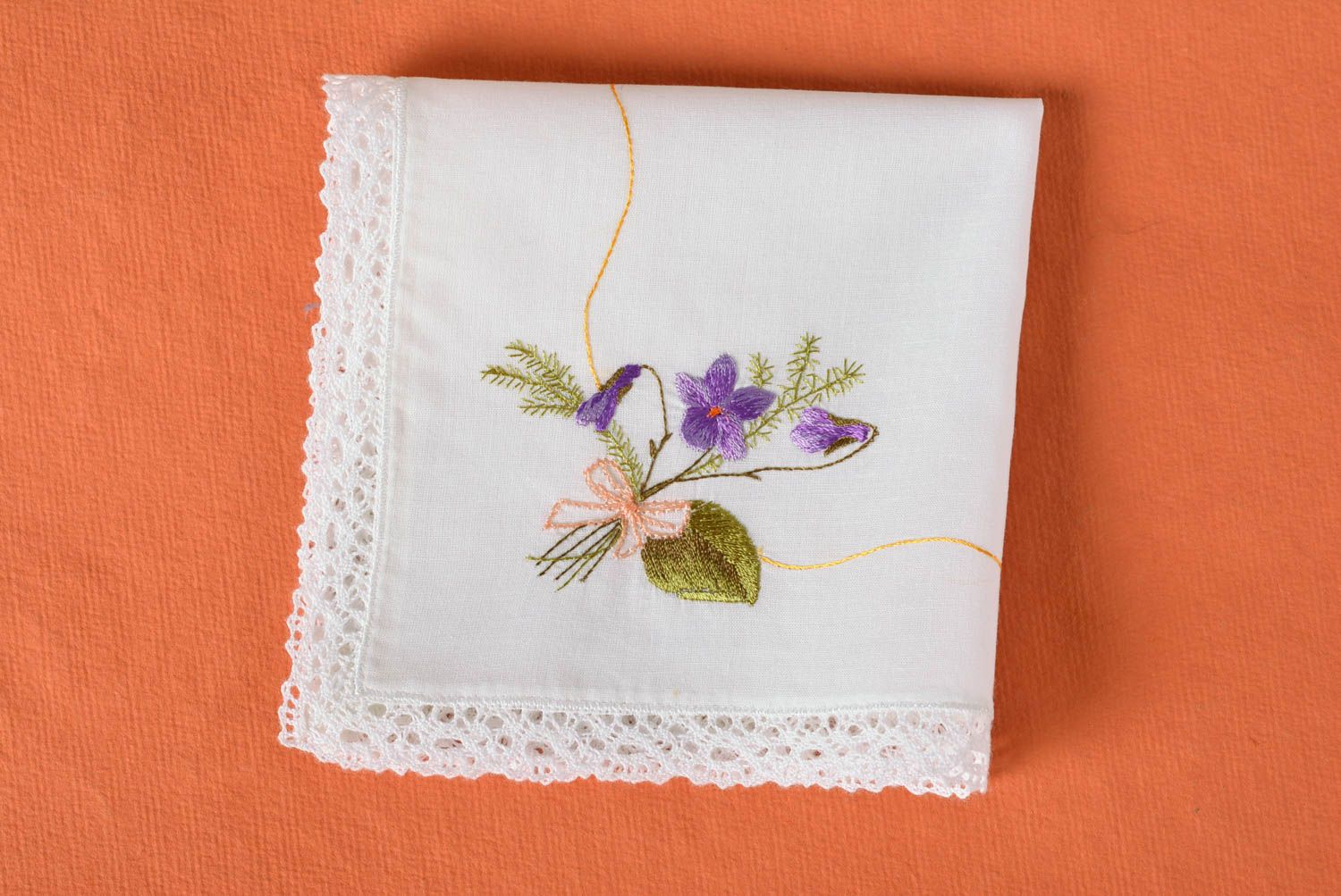 Mouchoir en tissu brodé fait main carré blanc dentelle fleurs Petit cadeau photo 1