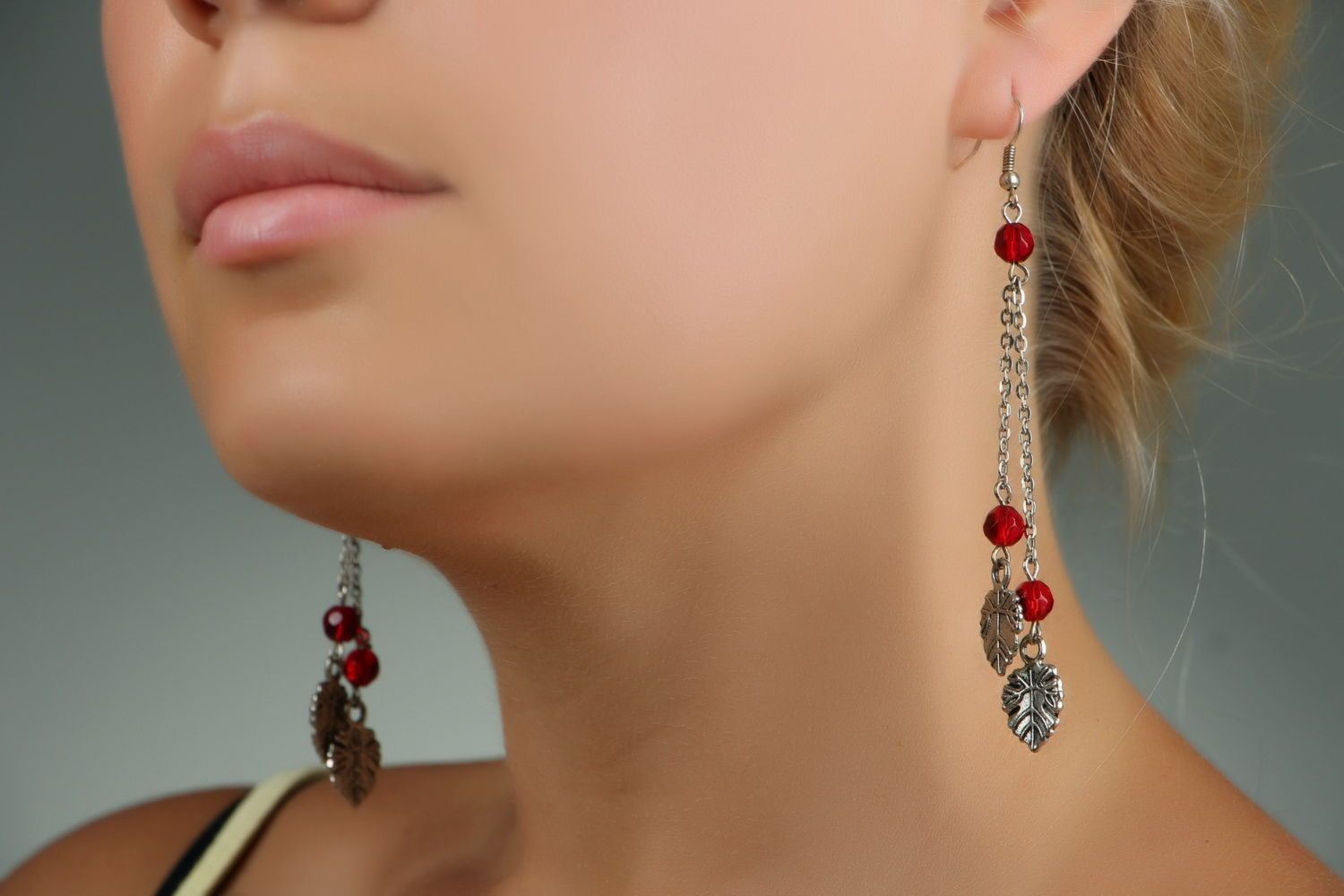 Boucles d'oreilles pendantes de perles rouges photo 3