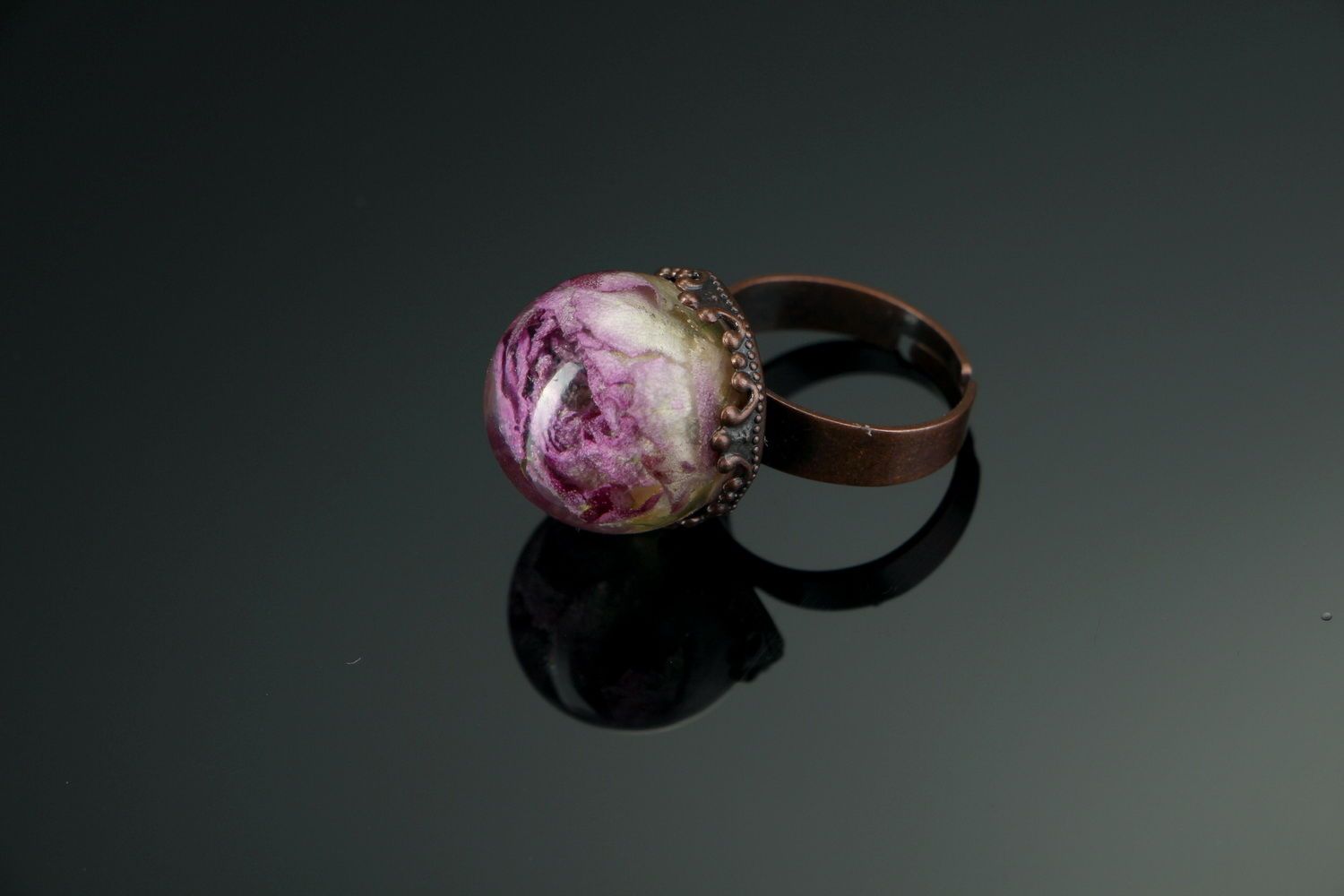 Кольцо из эпоксидной смолы с розой  фото 1