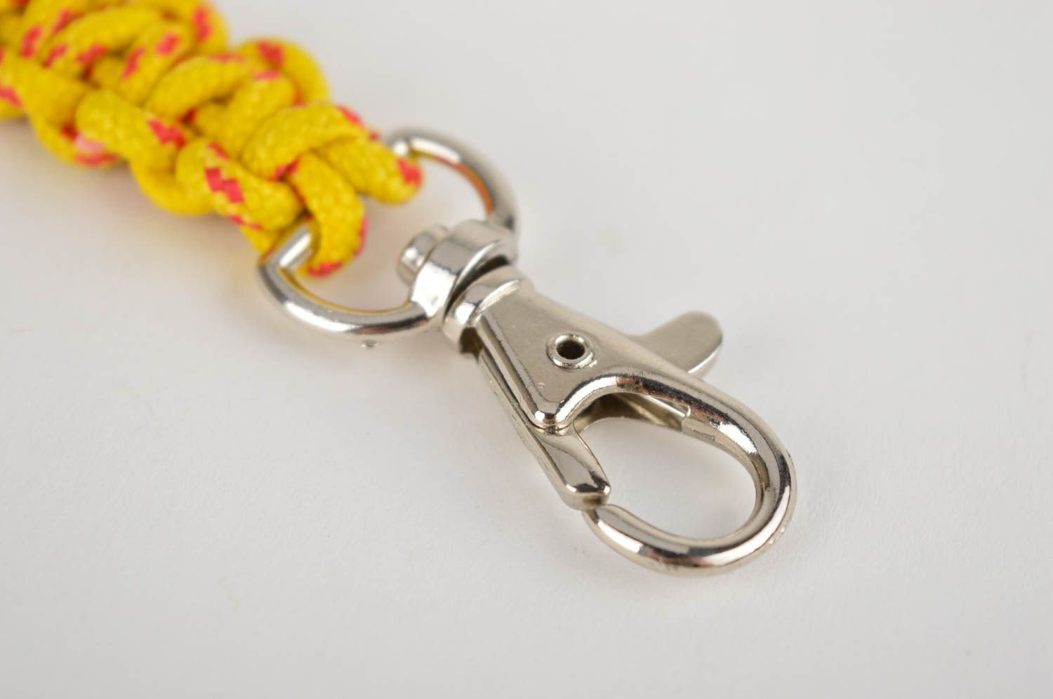 Брелок ручной работы авторский аксессуар брелок для ключей из шнура желтый фото 4