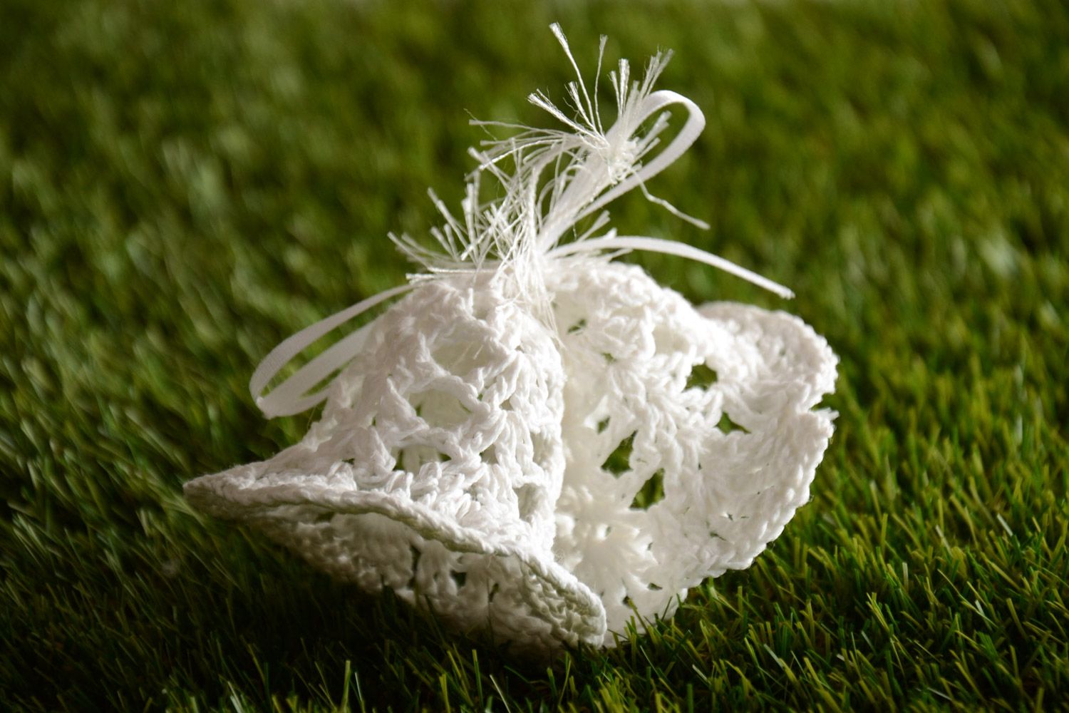 Suspension décorative cloches blanches ajourées tricotées au crochet faite main photo 1