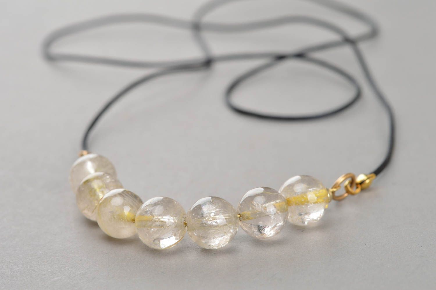 Collier en perles de quartz transparentes sur cordon fait main élégant photo 3