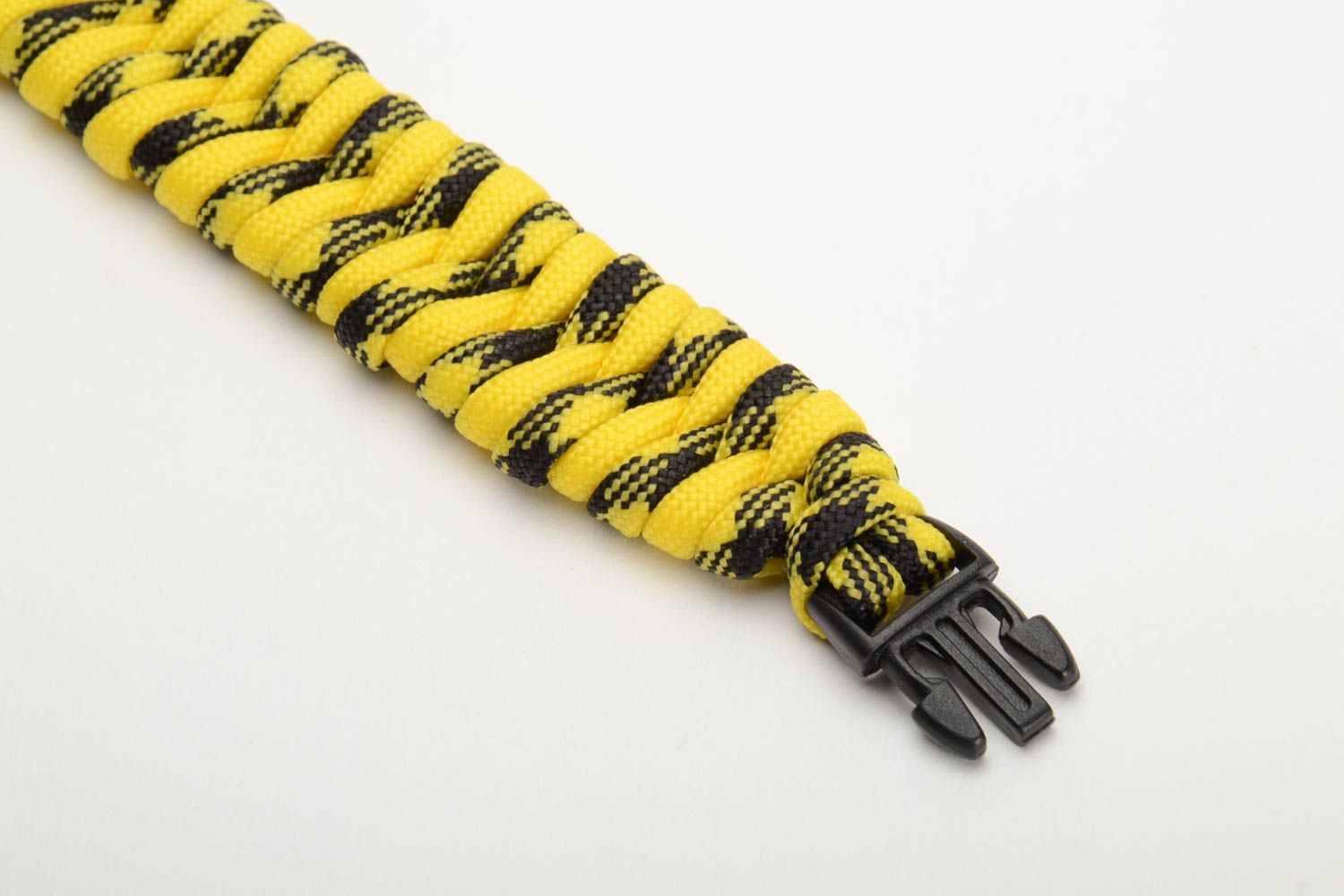 Bracelet fait main éclatant jaune noir en paracorde avec fermoir plastique photo 2