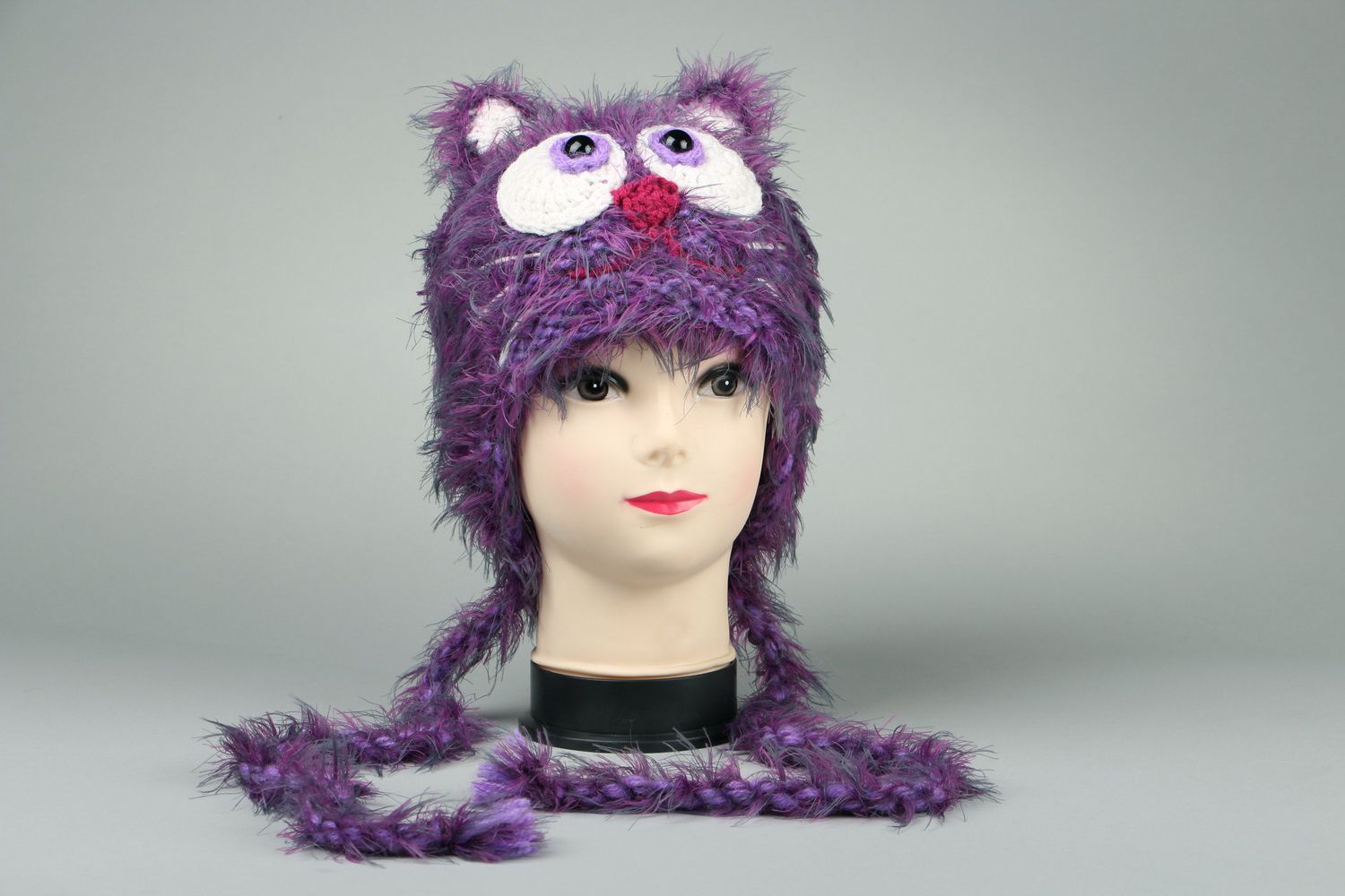Вязаная шапка Пушистый фиолетовый котик фото 1