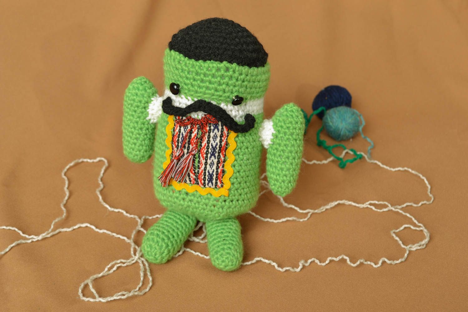 Giocattolo a maglia fatto a mano pupazzo morbido a forma di uomo verde foto 5