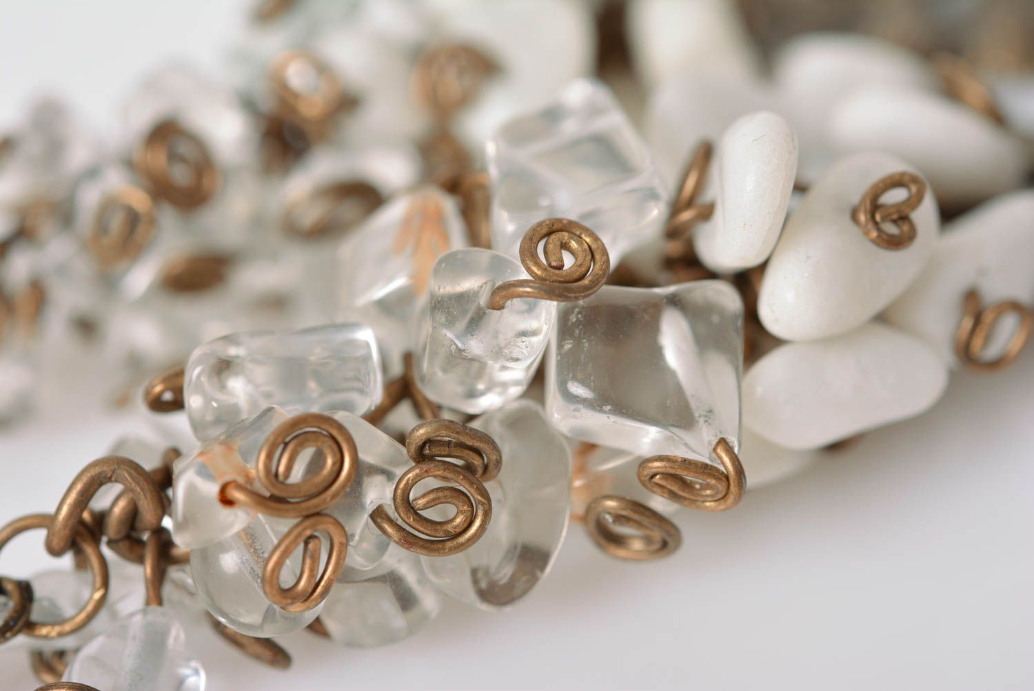 Lange glänzende Ohrringe aus Kristallen und Metall für Frauen reine Handarbeit foto 3