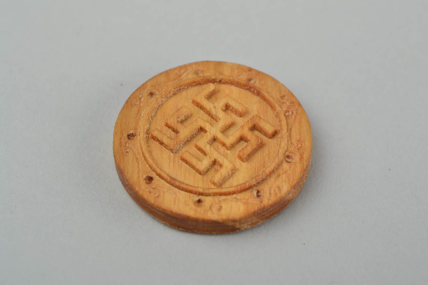 Handgemachtes rundes öko reines Holz Amulett für Schutz in Braun mit Symbolik  foto 4