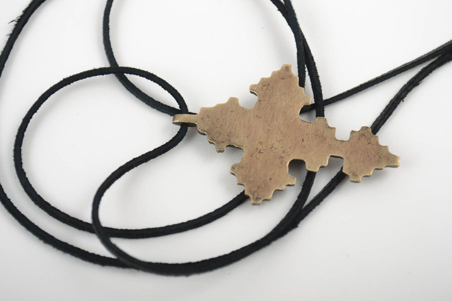 Нательный крест с распятием бронзовый на длинном шнурке защитный ручная работа фото 4