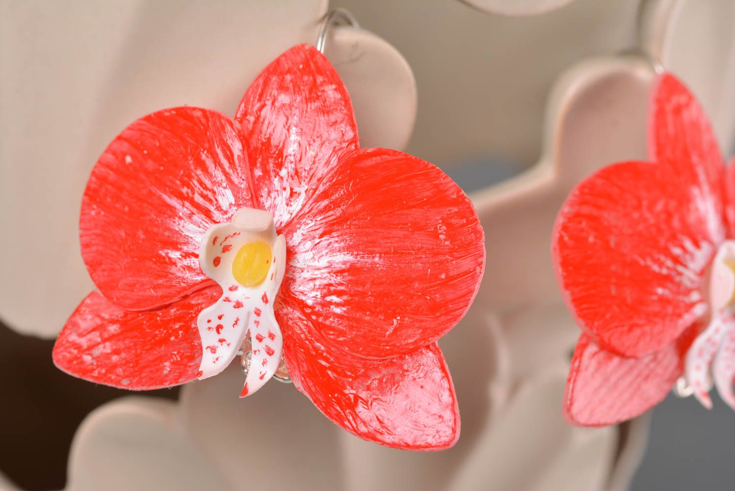 Оригинальные серьги цветы из полимерной глины красные орхидеи ручной лепки  фото 1