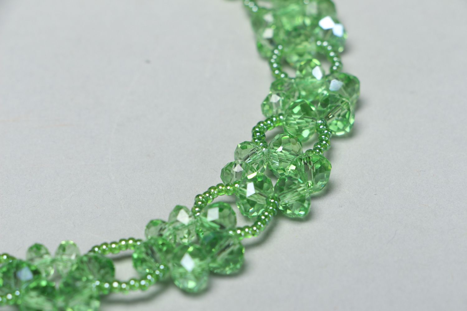 Ожерелье из бисера и хрусталя зеленое красивое фото 3