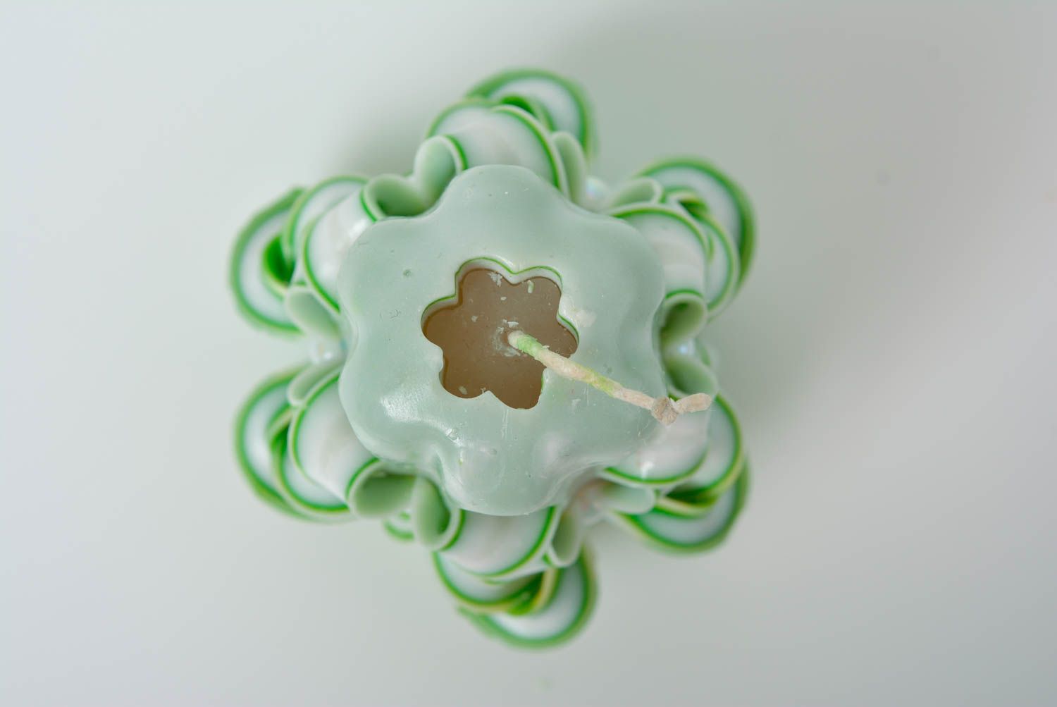 Vela de parafina artesanal decorada en técnica de tallado verde foto 3