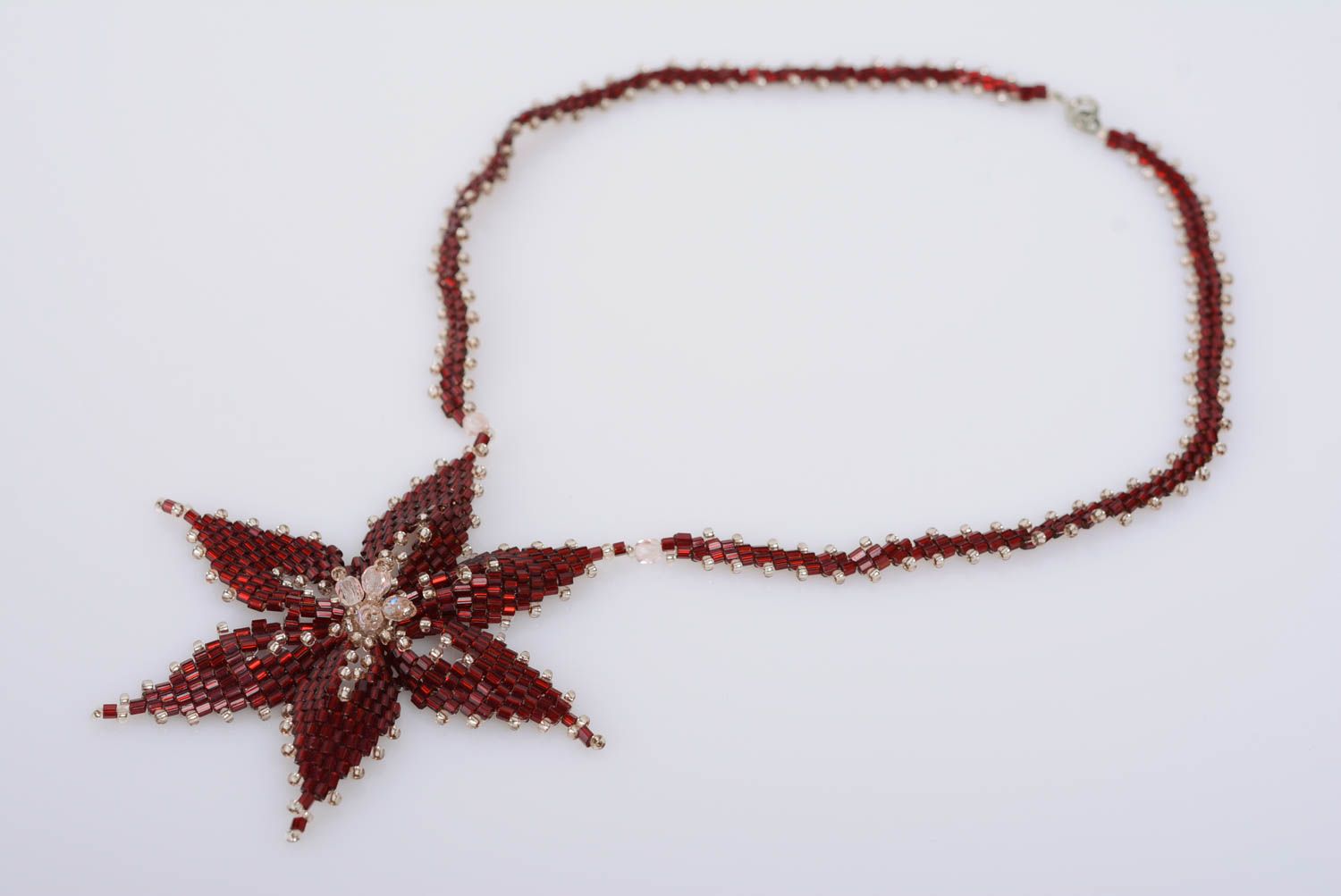 Подвеска на шею из бисера ручной работы в виде звезды бордовая красивая оригинальная фото 1