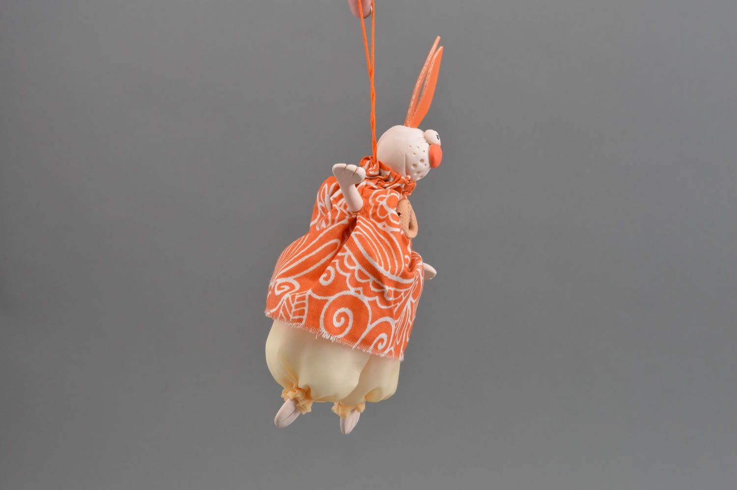 Игрушка зайчик для декора из глины фаянса и хлопка ручной работы оранжевая фото 3