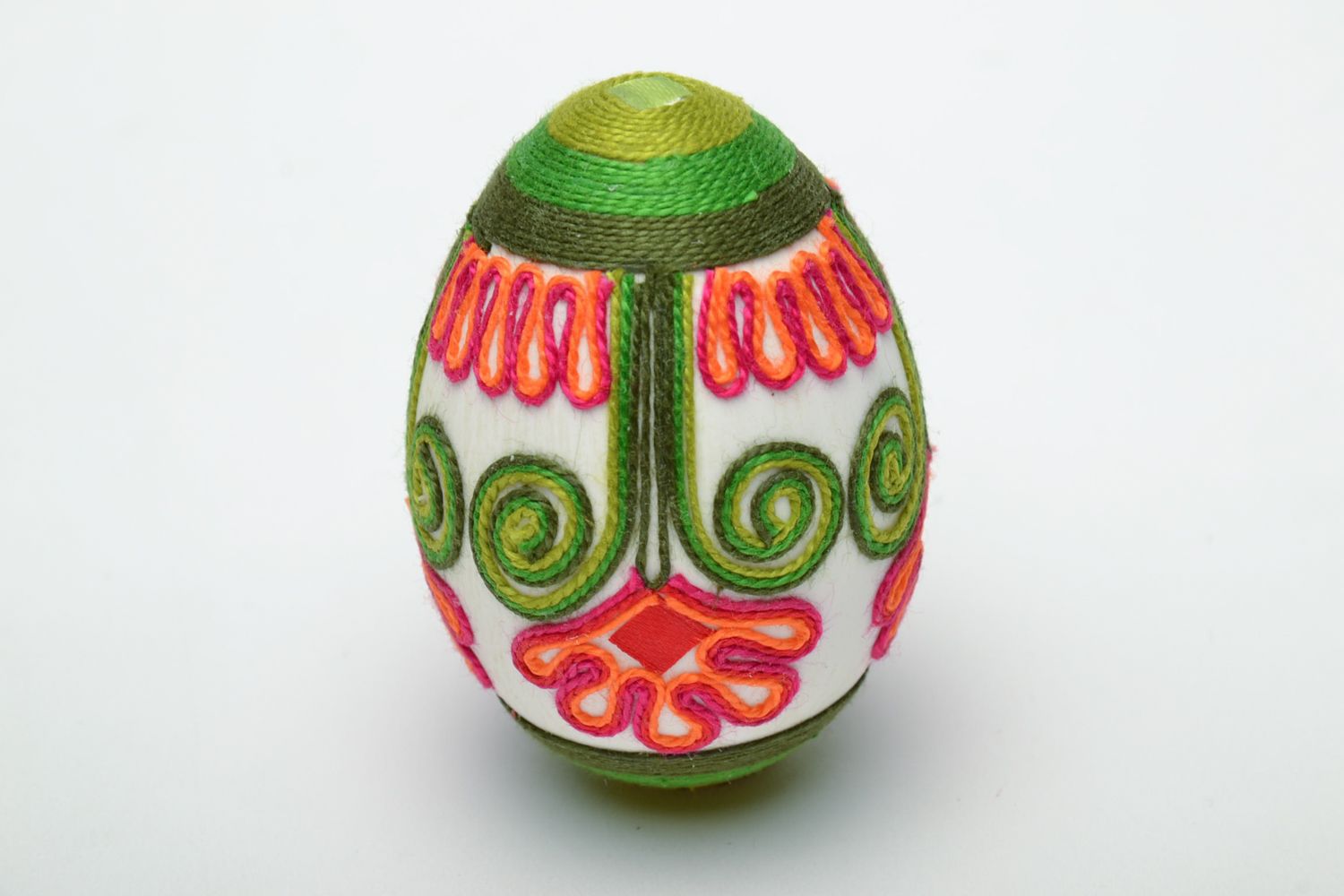 Oeuf de Pâques fait main décoratif entouré de fils de soie multicolore original photo 2