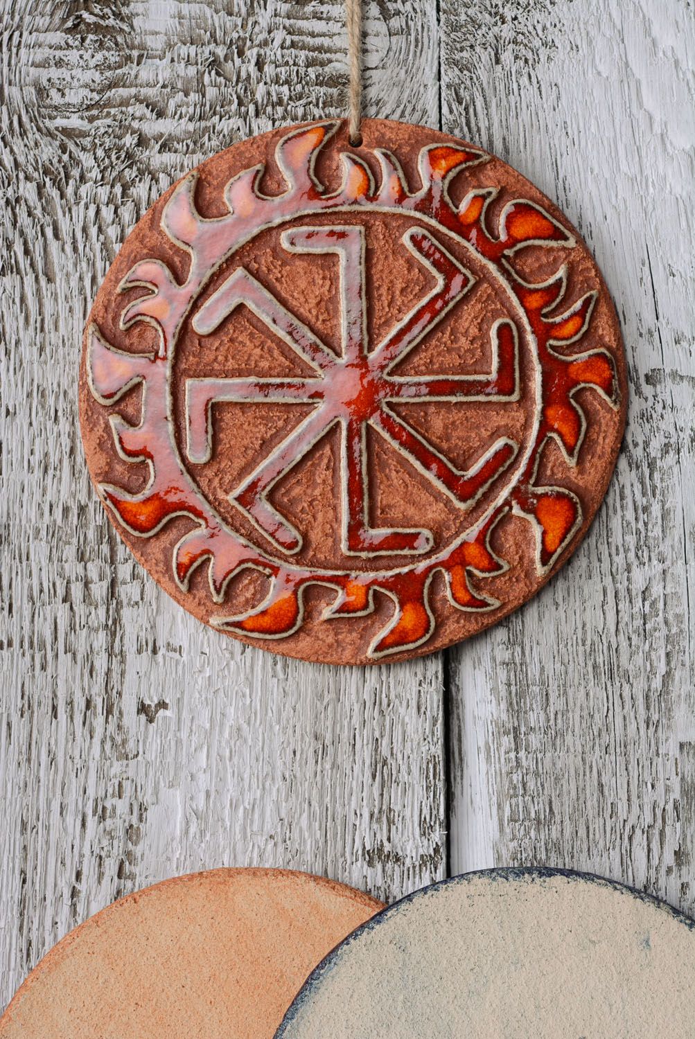 Handmade Keramik Wandteller Amulett Ladinez foto 4