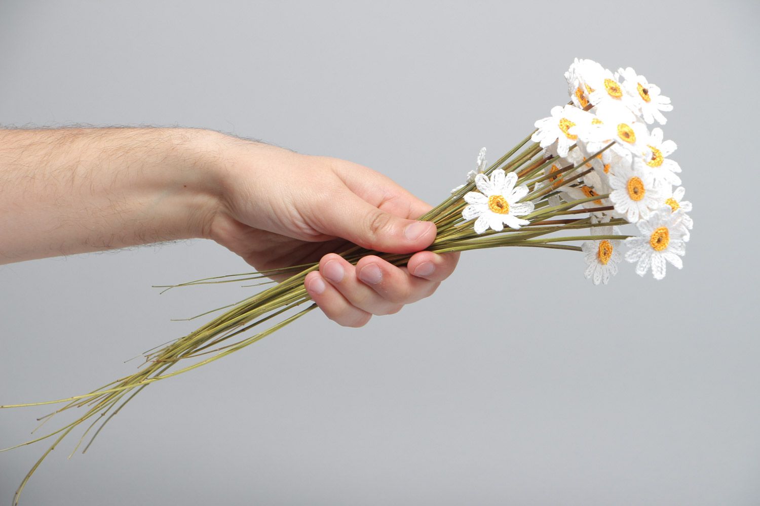Букет цветов вязаных крючком из хлопчатобумажных ниток Ромашки хэнд мэйд 35 штук фото 5