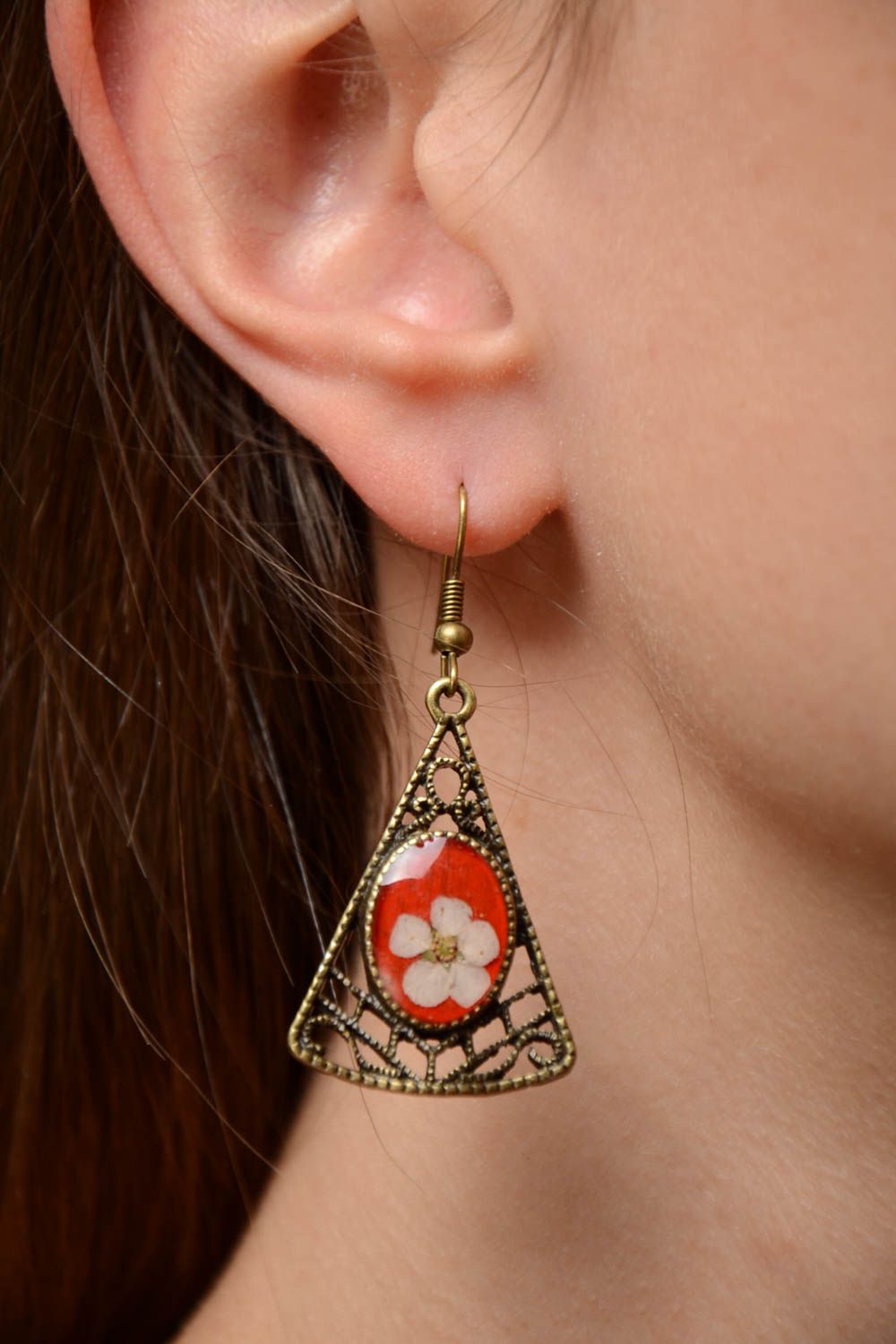 Dreieckige Ohrringe aus Epoxidharz mit Blumen schön rot Künstler Handarbeit foto 2