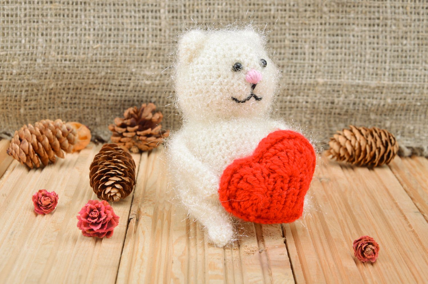 Мягкая вязаная игрушка в виде белого кота с сердцем ручной работы детям от трех лет фото 1