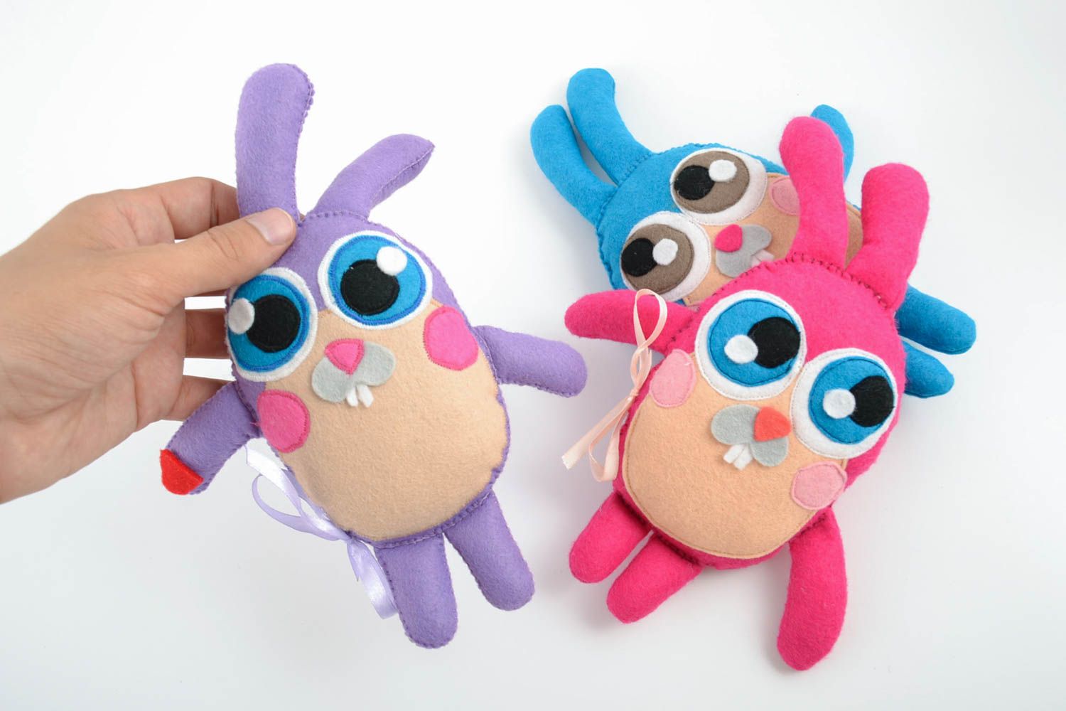Мягкие игрушки набор зайцев ручной работы из ткани авторские для детей 3 штуки фото 2