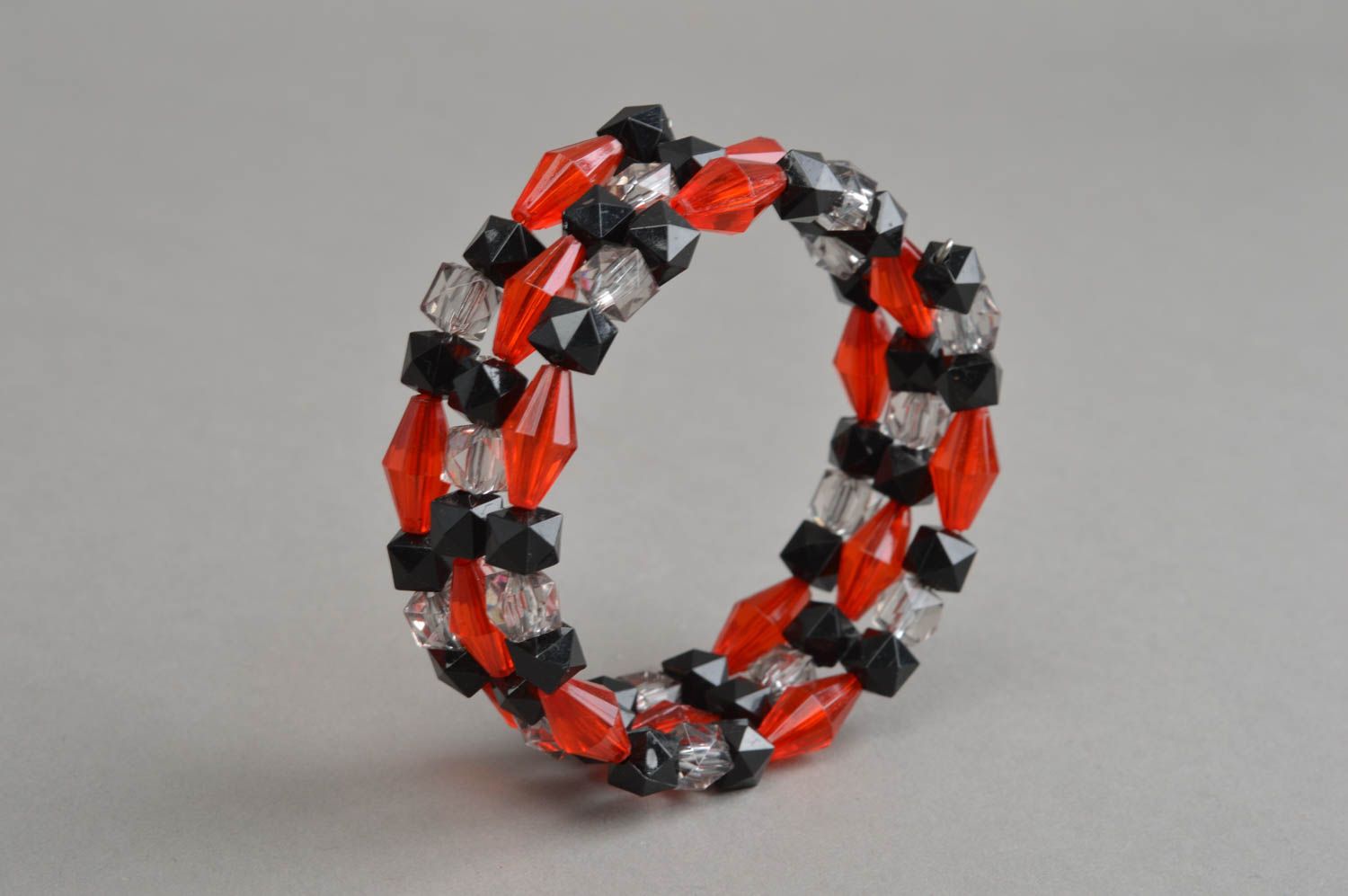 Bracelet en perles fantaisie rouges noires et transparentes fait main Moderne photo 3