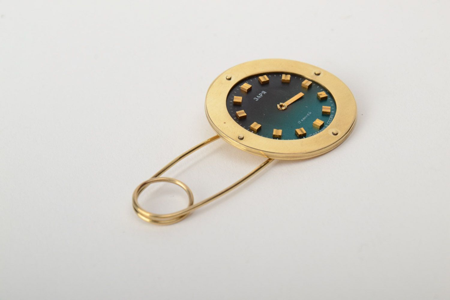 Broche de metal de latón hecho a mano redondo con mejanismo de relojería foto 3
