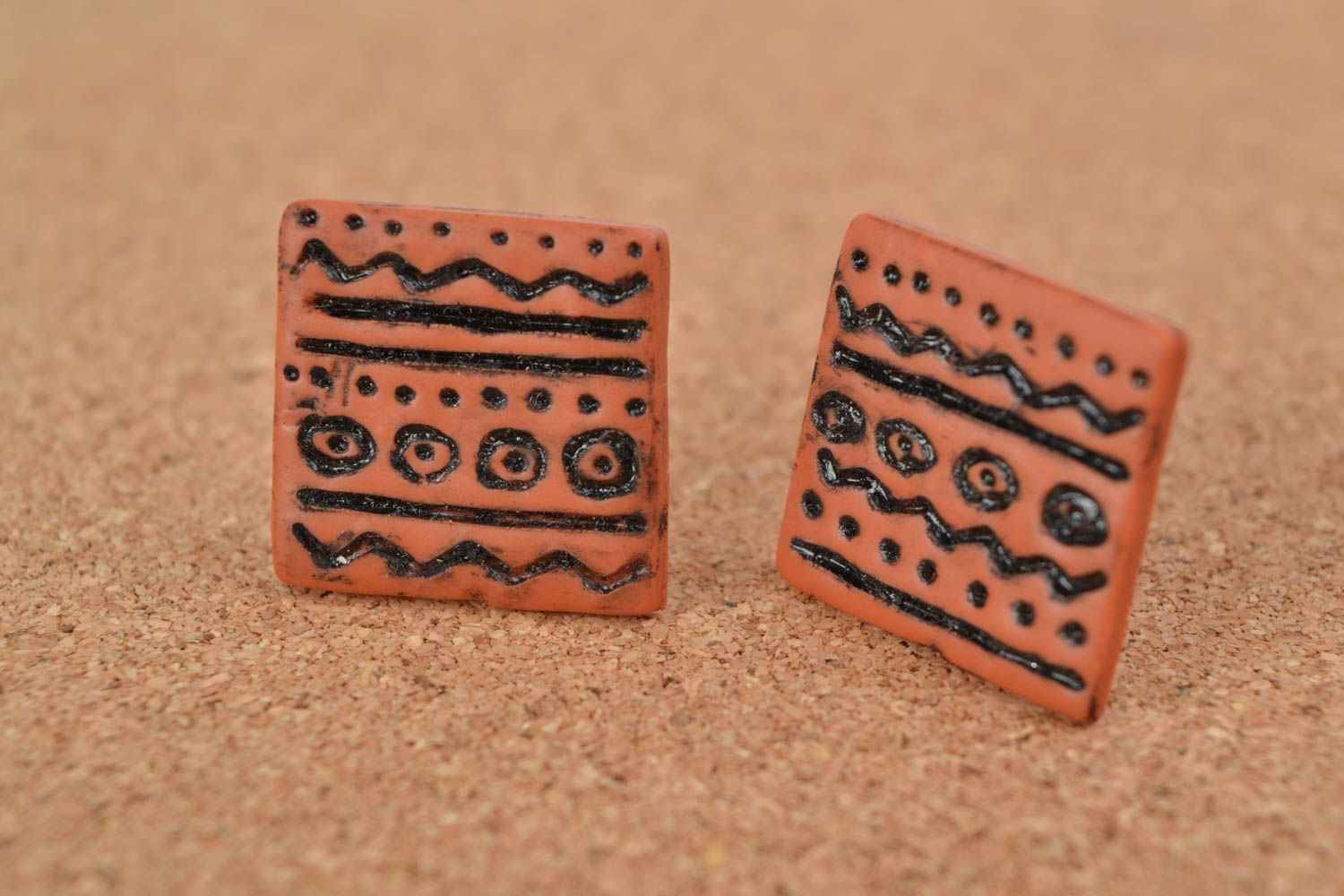 Boucles d'oreilles puces faites main en pâte polymère carrées peintes ethniques photo 1
