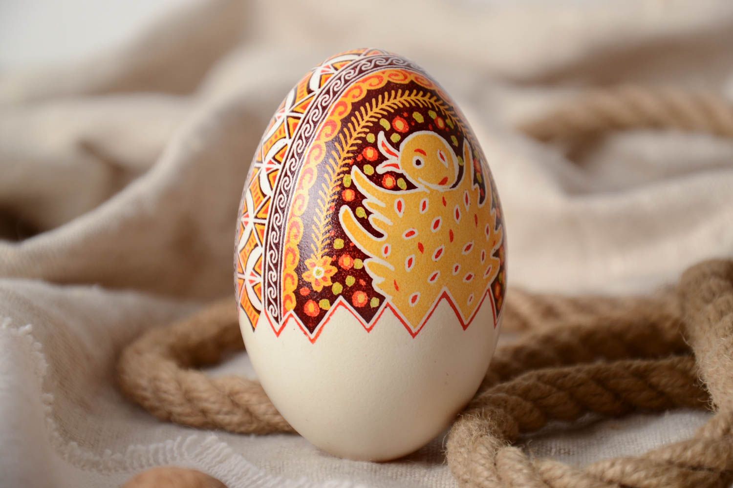 Schönes originelles handgemachtes Osterei mit Bemalung in Wachstechnik Dekor und Geschenk zu Ostern foto 1
