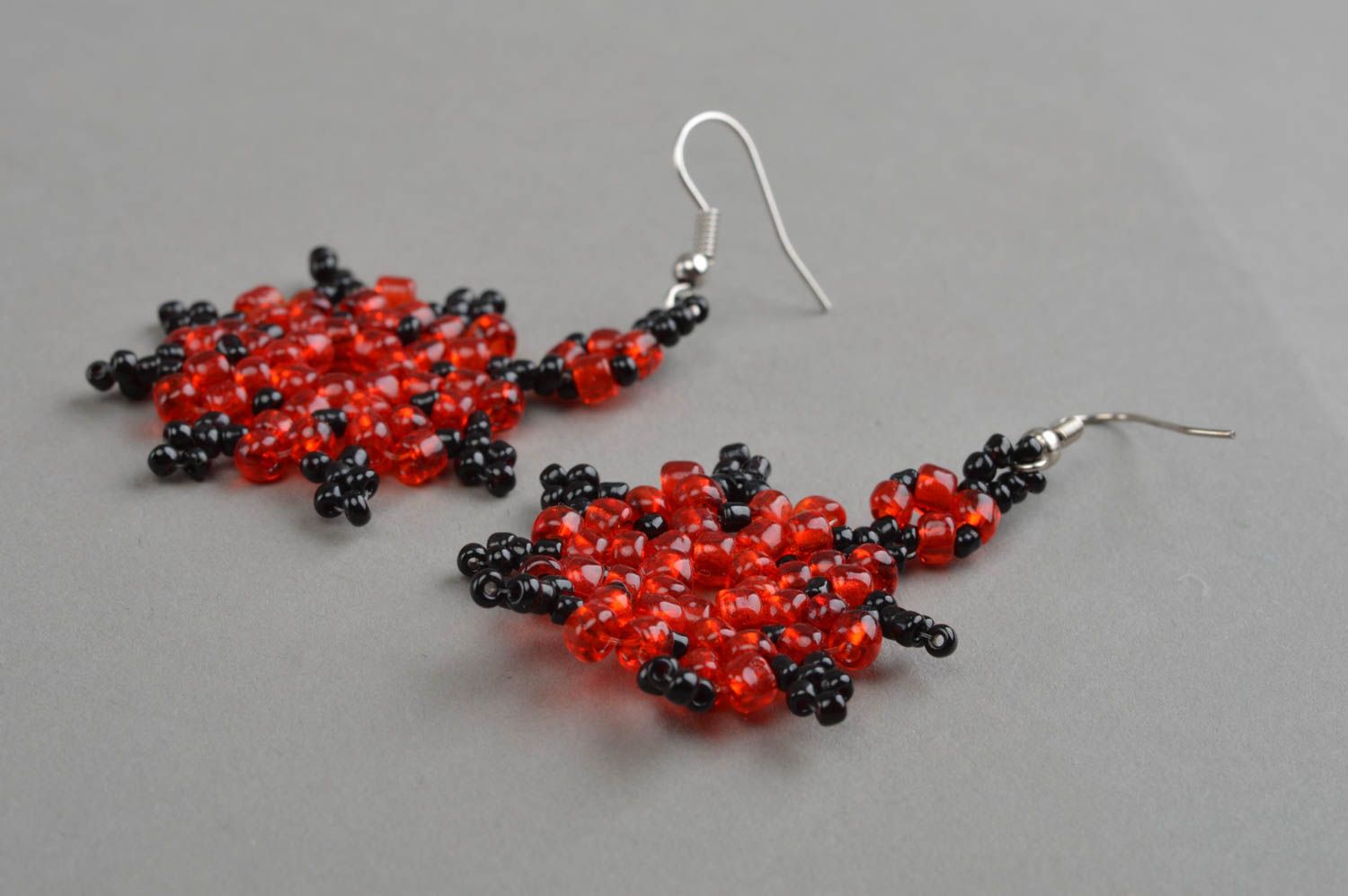 Große lange originelle handmade Ohrringe aus Rocailles Perlen schwarz rot foto 3