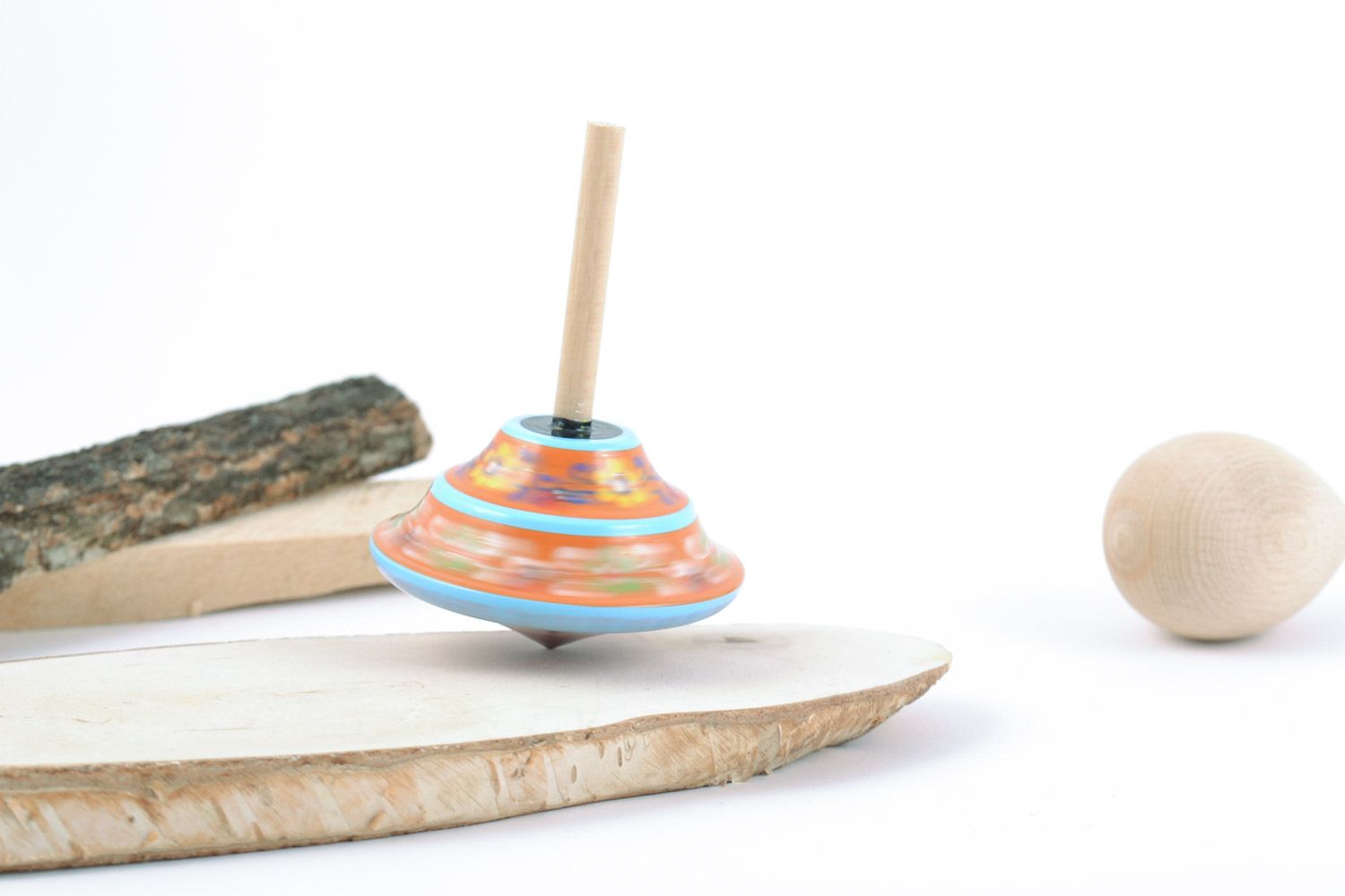 Enrwickelter kleiner Brummkreisel aus Holz mit Bemalung für kleine Kinder handmade foto 1