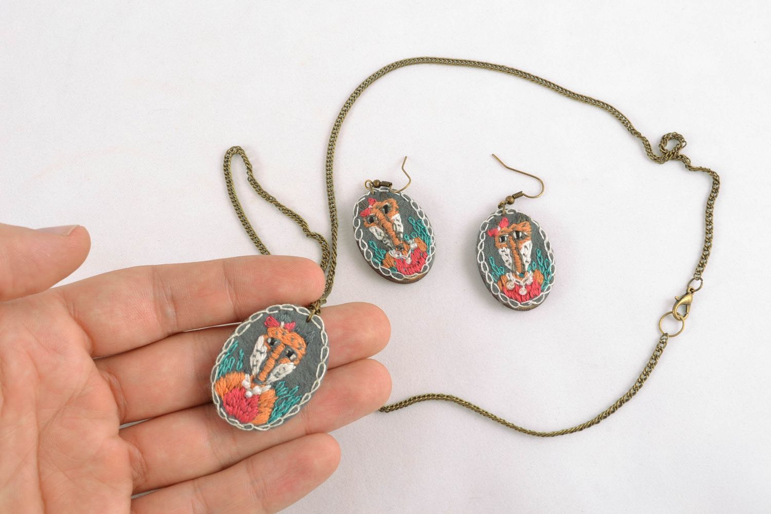 Handmade jewelry set with satin stitch embroidery photo 2
