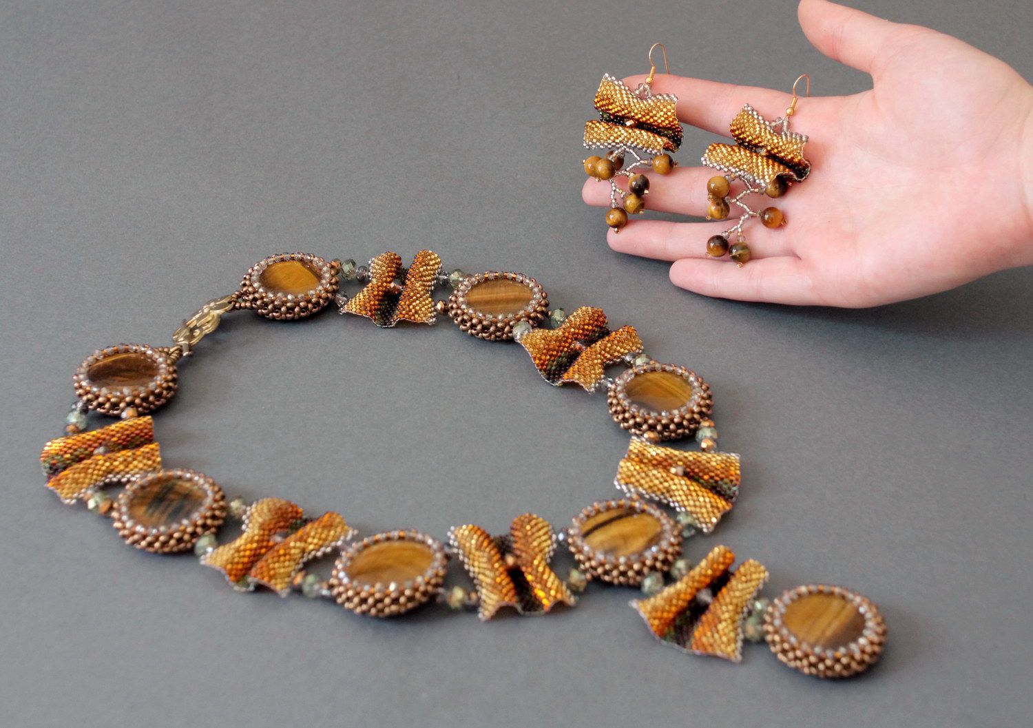 Set de bijoux faits main de grains de verre et perles tchèques, oeil du tigre 'Une Mondaine' photo 4
