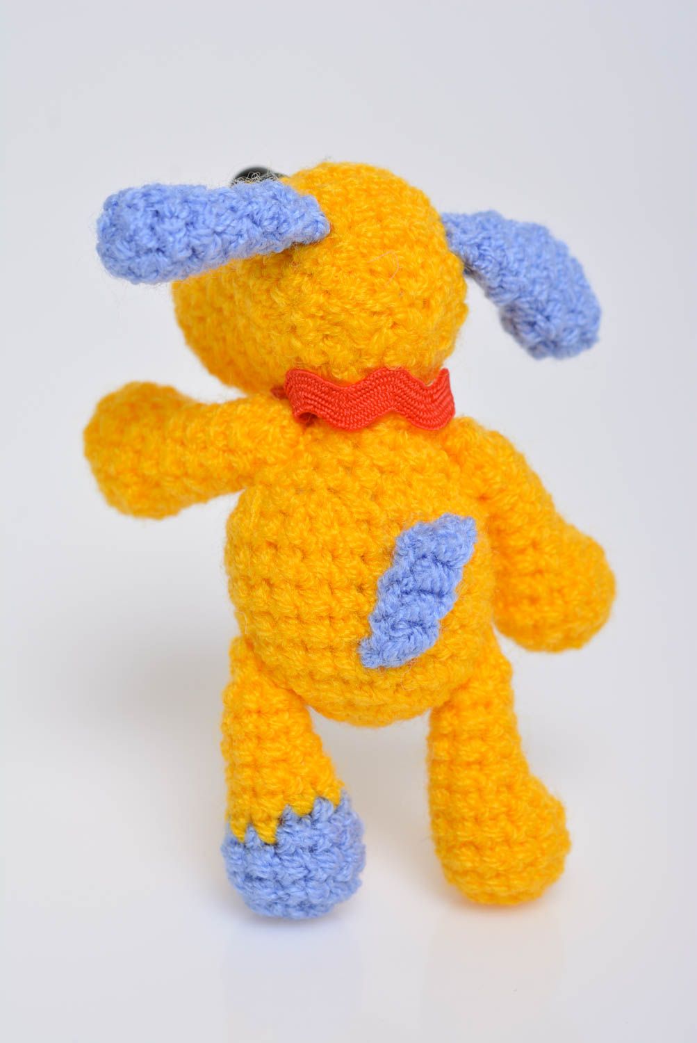 Gelbes handmade Kuscheltier Hund aus Acrylfäden gehäkelt mit blauen Ohren foto 3
