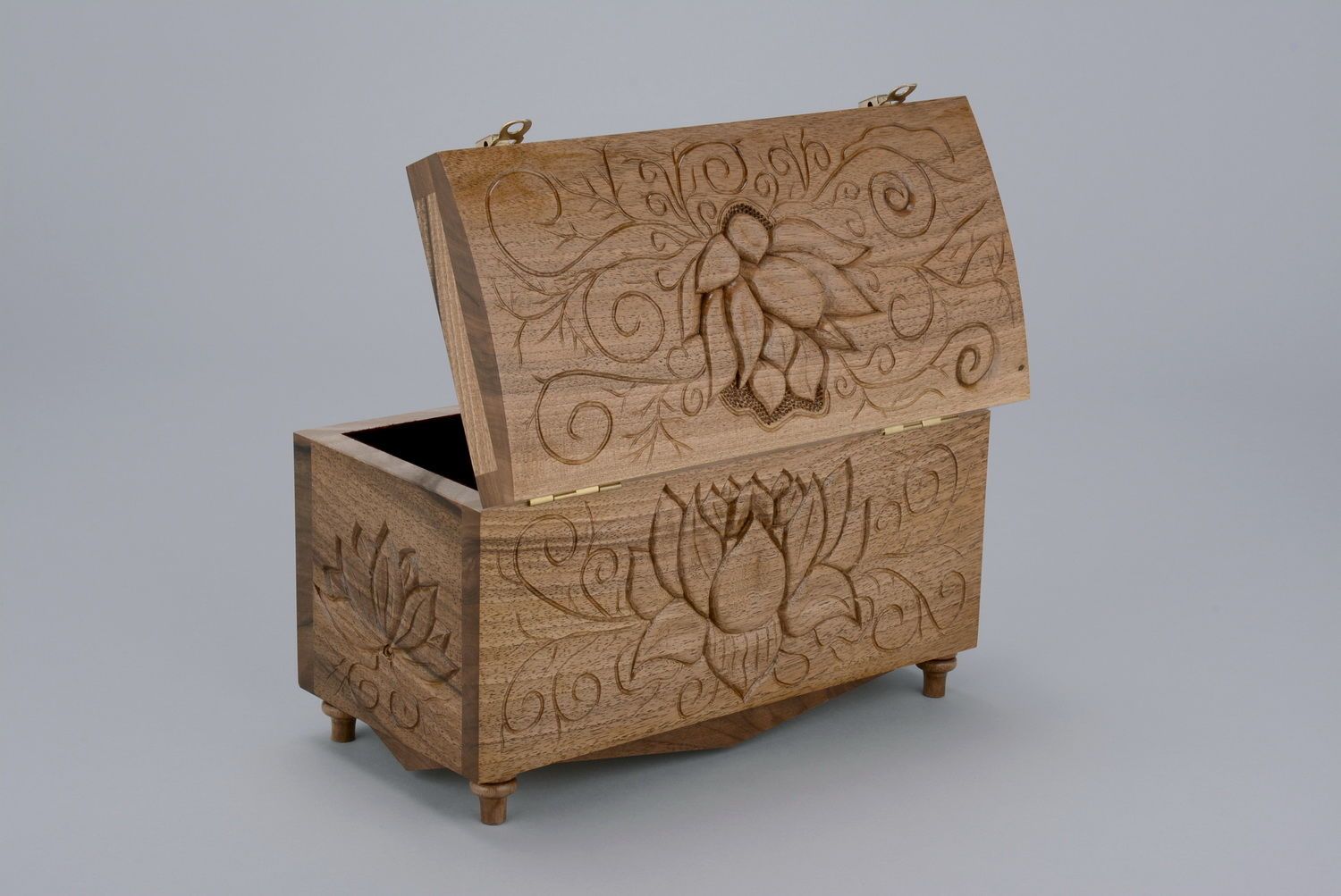 Caixa de madeira com uma imagem de uma flor de lótus foto 1