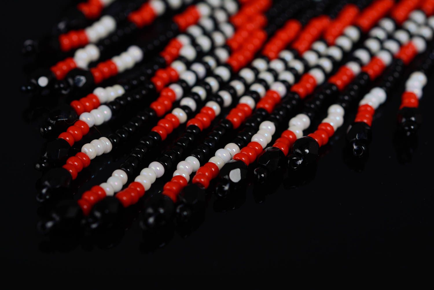 Boucles d'oreilles en perles de rocaille ethniques rouge blanc noir faites main photo 4