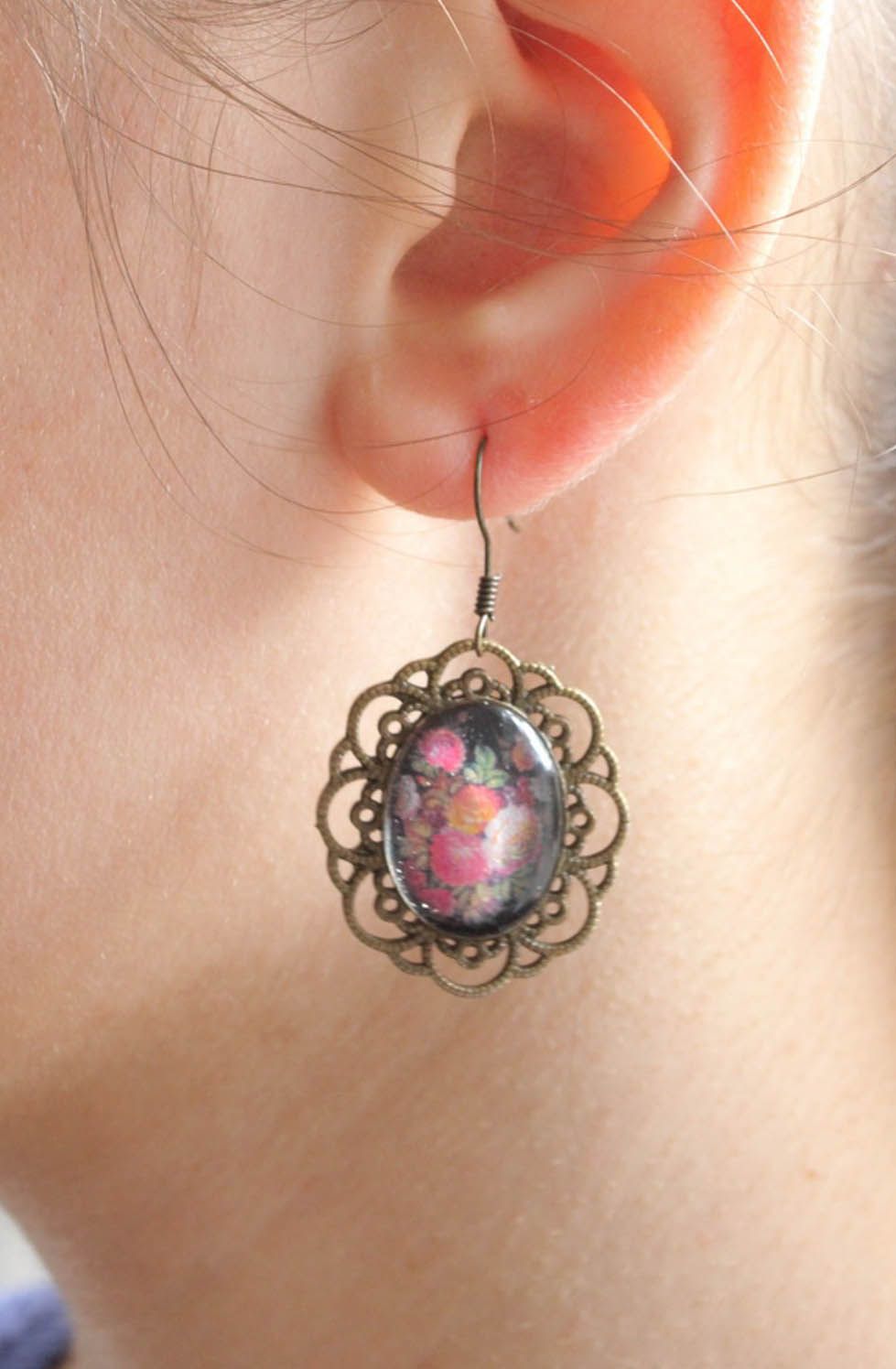 Earrings coated with jewelry glaze photo 1