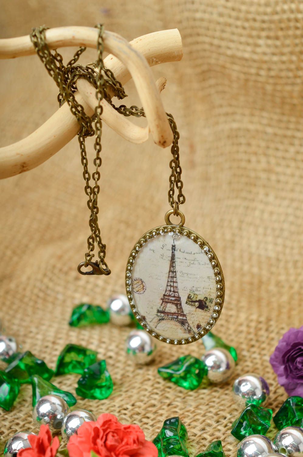 Pendentif fantaisie fait main Bijou original Accessoire pour femme tour Eiffel photo 1
