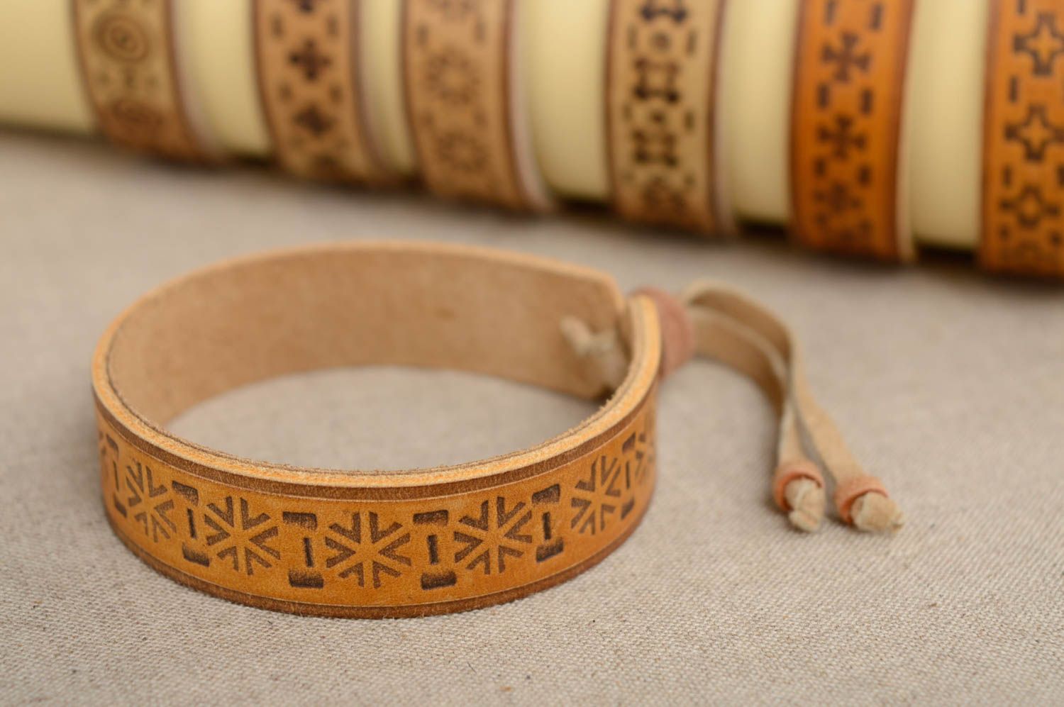 Light brown genuine leather bracelet with pattern photo 2
