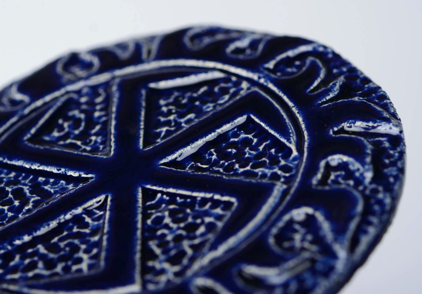 Prato talismã artesanal de argila coberto com esmalte com um símbolo antigo eslavo foto 2