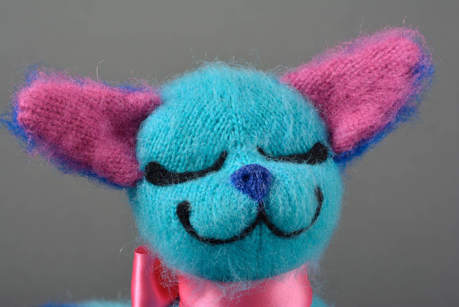 Peluche chat bleu Jouet tricot fait main en laine avec noeud rose Cadeau enfant photo 2