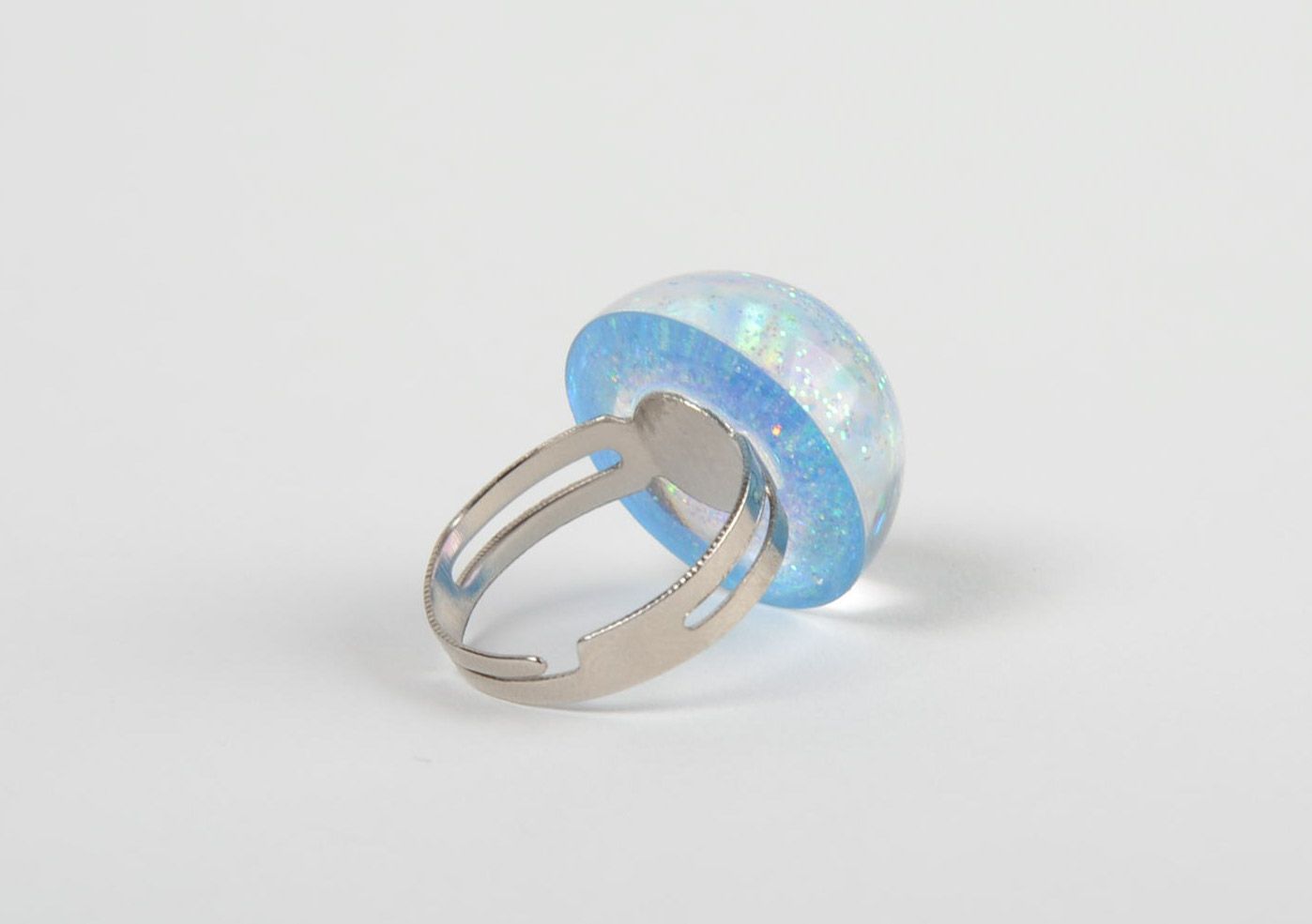 Wunderschöner origineller massiver Ring aus Epoxidharz für stilvolle Frauen foto 3