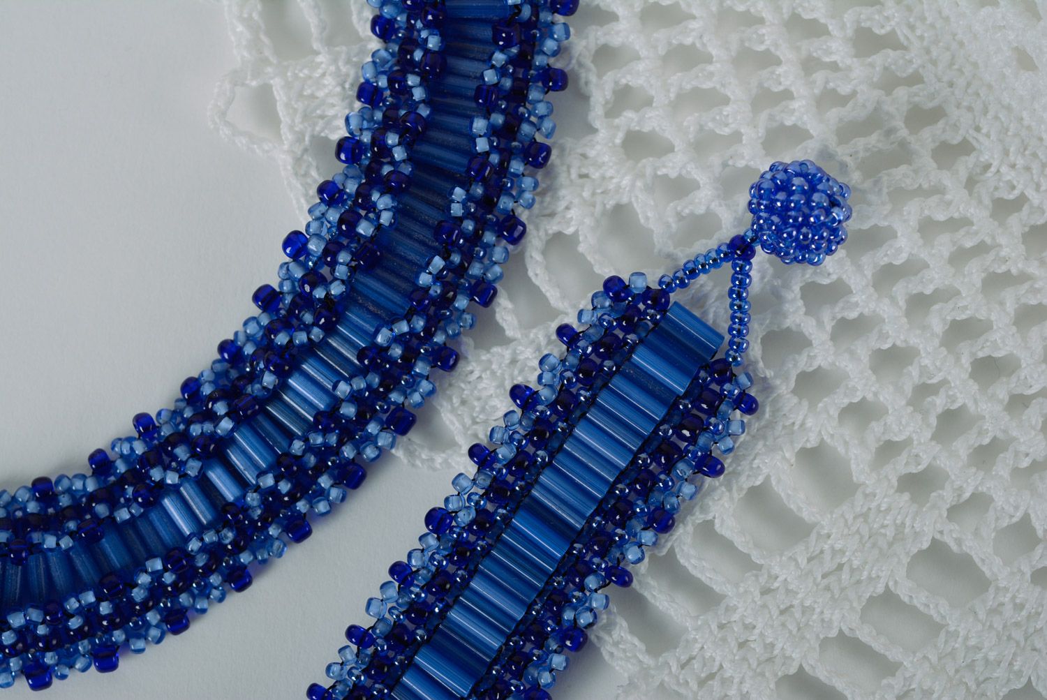 Комплект украшений из бисера браслет и колье ручной работы для женщин синие красивые фото 4