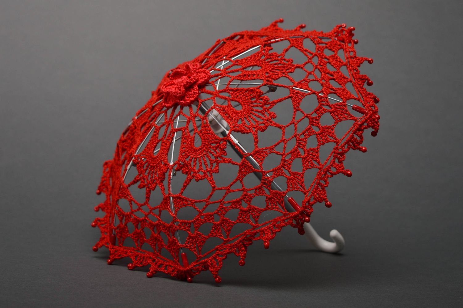 Декоративный зонтик вязаный крючком красный фото 1
