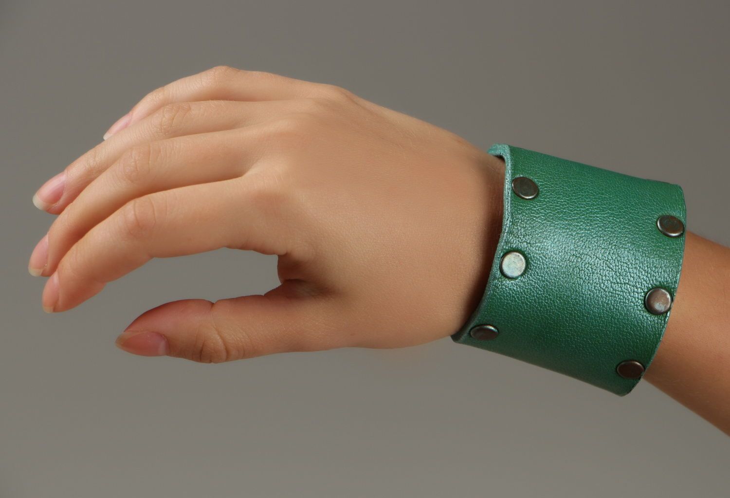 Grünes Armband aus Leder mit Druckknöpfen foto 5