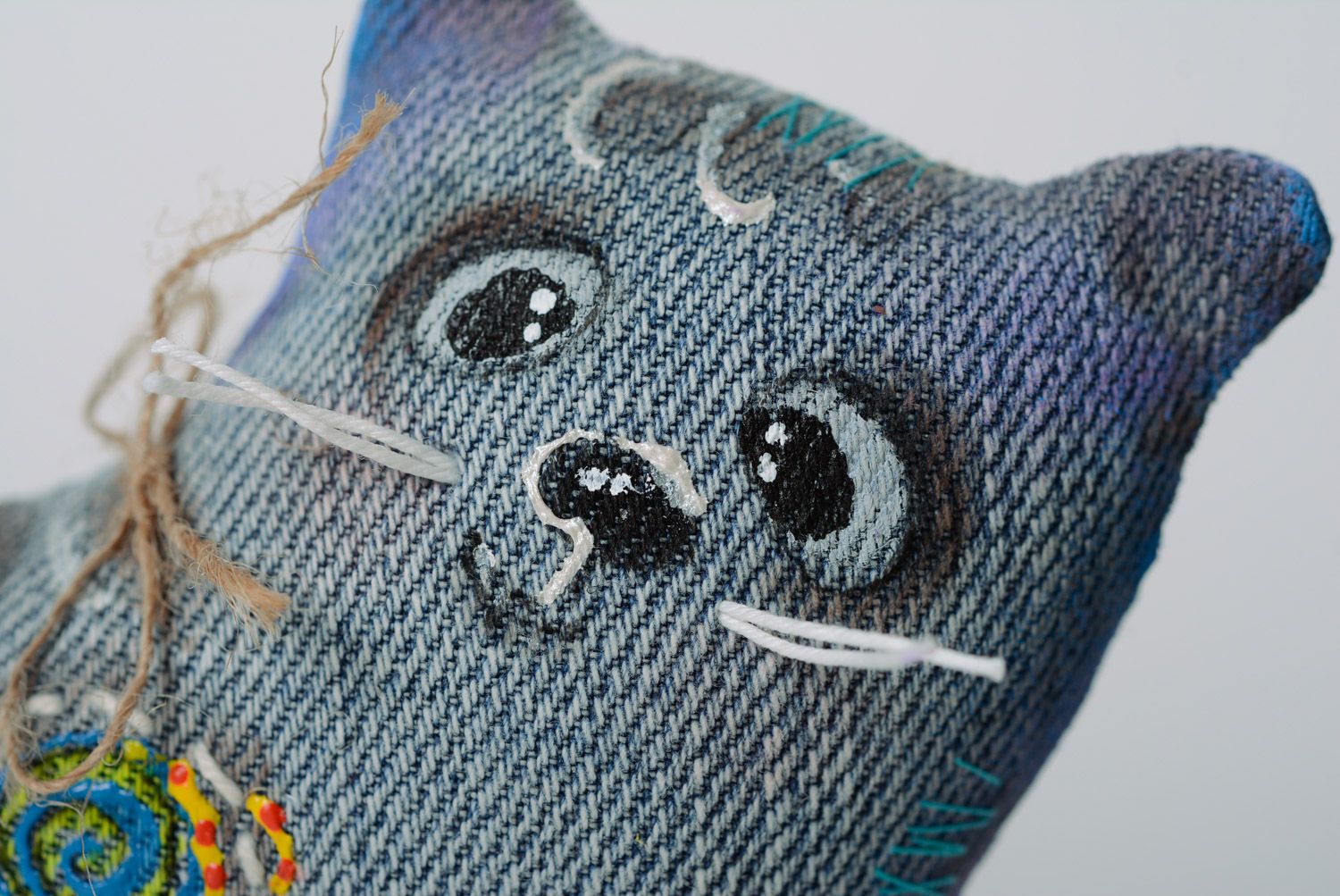 Синяя авторская игрушка из джинса для декора расписная в виде кота ручной работы  фото 2