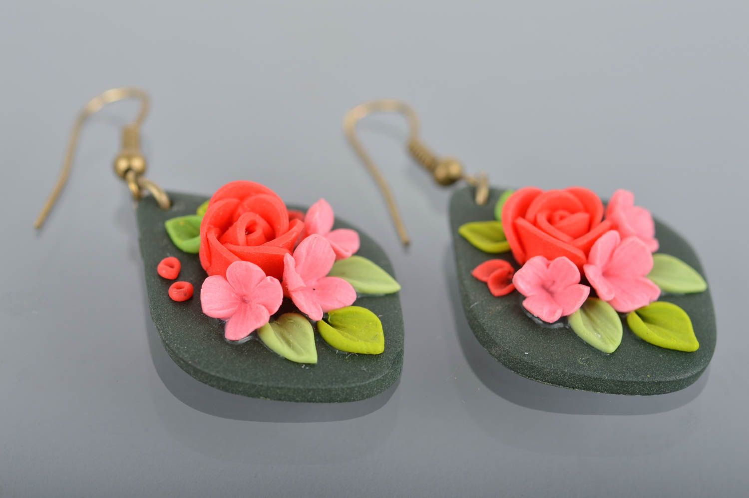 Ohrringe aus Polymerton mit Anhängern Blumen schön künstlerische Handarbeit foto 5