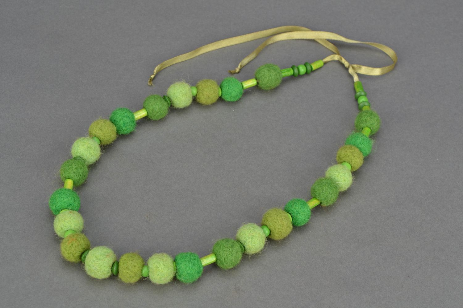 Green wool bead necklace photo 1