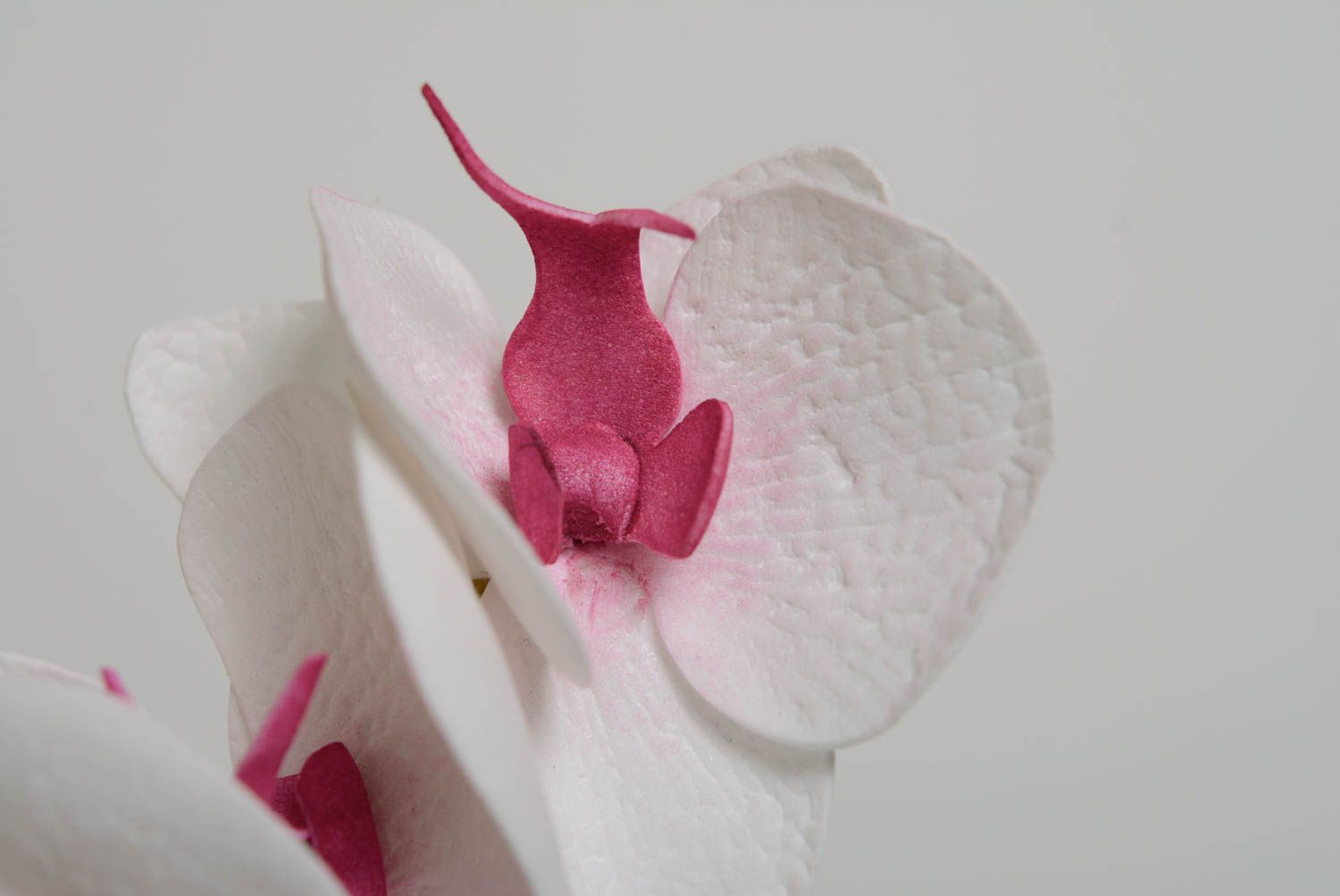 Zarte weiße Haarklemme mit Blume handmade Schmuck für Frauen aus Foamiran Orchidee foto 2